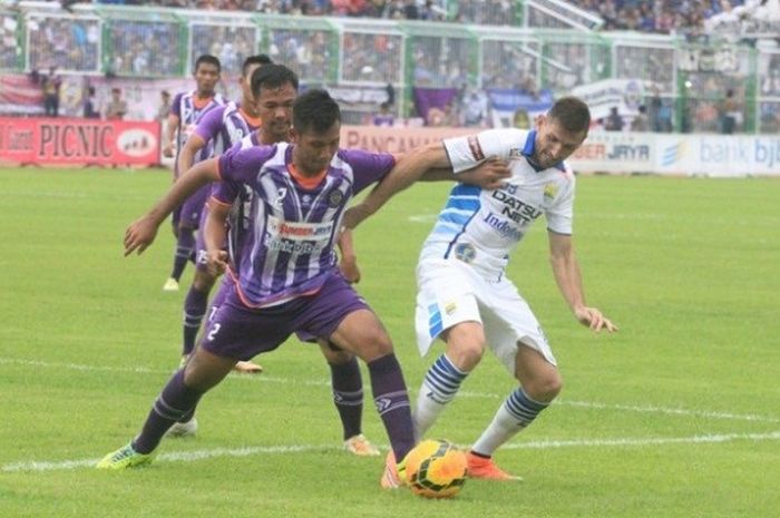 Persib Bandung berhadapan dengan PSGC Ciamis dalam laga persahabatan di Stadion Galuh, Kabupaten Ciamis, Minggu (10/4/2016).