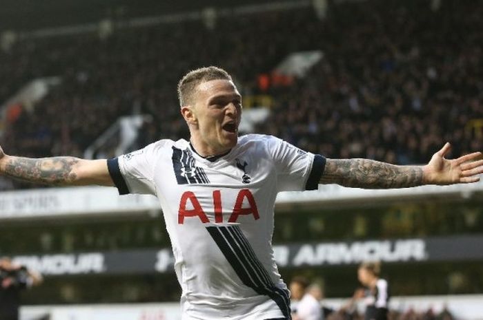 Bek Tottenham Hotspur, Kieran Trippier, merayakan gol ke gawang Watford pada 6 Februari 2016.