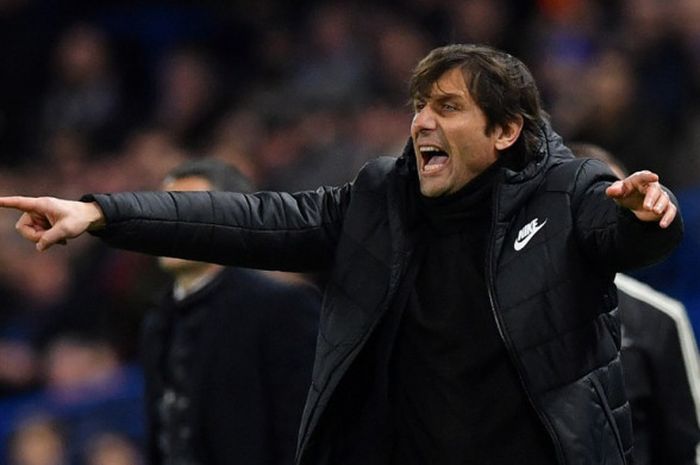 Ekspresi Manajer Chelsea, Antonio Conte, dalam laga leg pertama babak 16 besar Liga Champions kontra FC Barcelona di Stadion Stamford Bridge, London, Inggris, pada 20 Februari 2018.