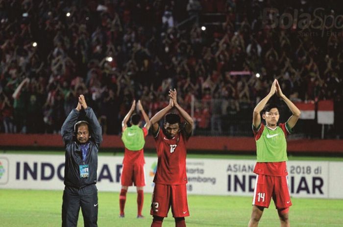    Pemain Timnas U-19 Indonesia melakukan Nusantara Clap usai laga melawan timnas U-19 Filipina di ajang Piala AFF U-19, Kamis, 5 Juli 2018.   