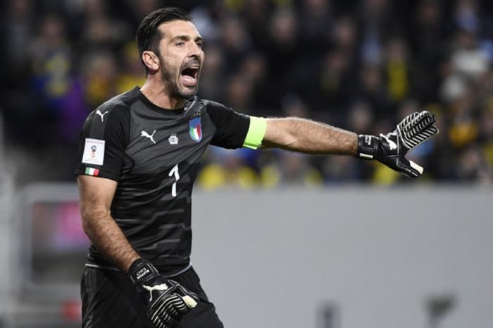 Kiper Italia, Gianluigi Buffon, memberikan instruksi kepada rekan-rekannya dalam laga play off Kualifikasi Piala Dunia 2018 Zona Eropa kontra Swedia di Solna, Swedia, pada 10 November 2017.