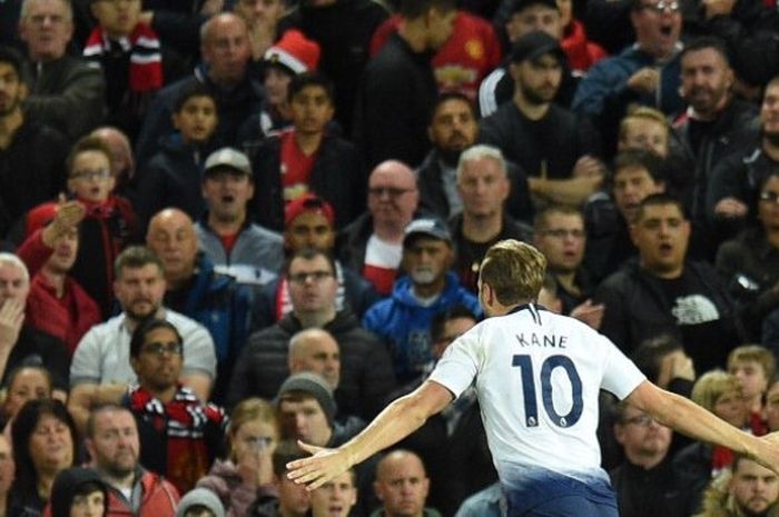 Penyerang Tottenham Hotspur, Harry Kane, merayakan gol yang dicetak dalam laga Liga Inggris kontra Manchester United di Stadion Old Trafford, Manchester pada 27 Agustus 2018.