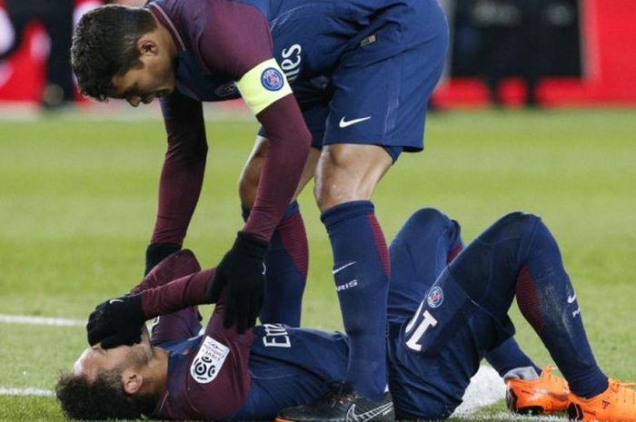 Bintang Paris Saint-Germain Neymar terkapar dalam partai Liga Prancis dan coba dibangunkan oleh Thiago Silva saat melawan Marseille di Stadion Parc des Princes, Paris, 25 Februari 2018.