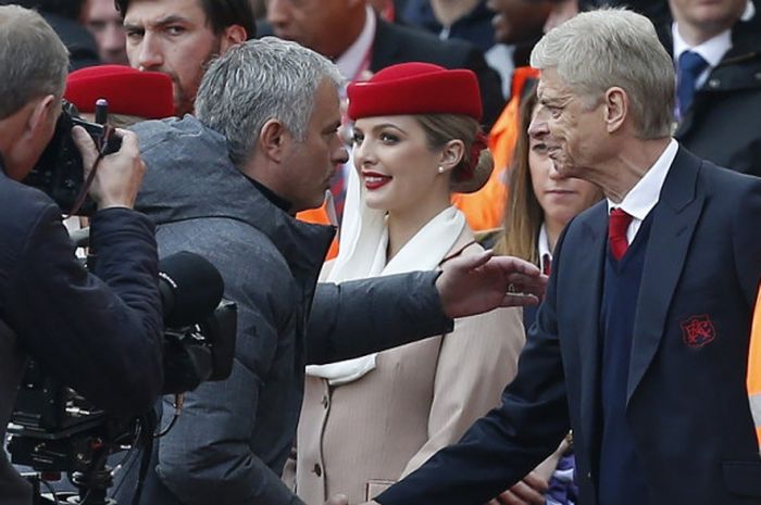 Manajer Arsenal, Arsene Wenger (kanan), bersalaman dengan manajer Manchester United, Jose Mourinho, menjelang dimulainya laga Liga Inggris di Stadion Emirates, London, pada 7 Mei 2017.