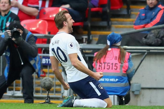 Striker Tottenham Hotspur, Harry Kane, berselebrasi di pinggir lapangan usai mencetak gol ke gawang Southampton pada Selasa (26/12/2017).
