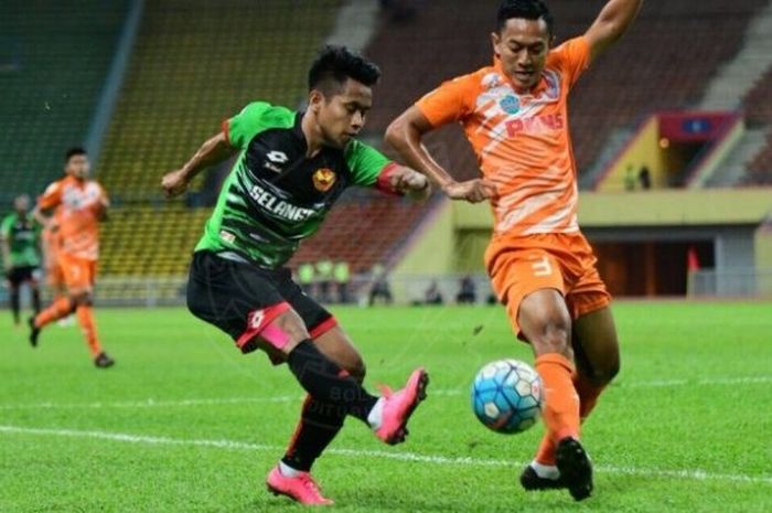 Winger Selangor FA, Andik Vermansah berebut bola dengan bek PKNS FC, Farid Ramli di Stadion Shah Alam, Minggu (28/8/2016) malam. 