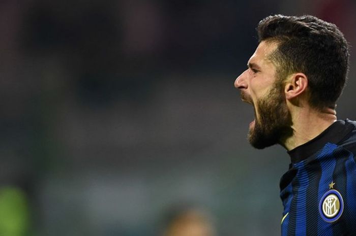 Pemain Inter Milan, Antonio Candreva, merayakan gol yang dia cetak ke gawang Bologna dalam laga Coppa Italia di Stadion Giuseppe Meazza, Milan, Italia, 17 Januari 2017.