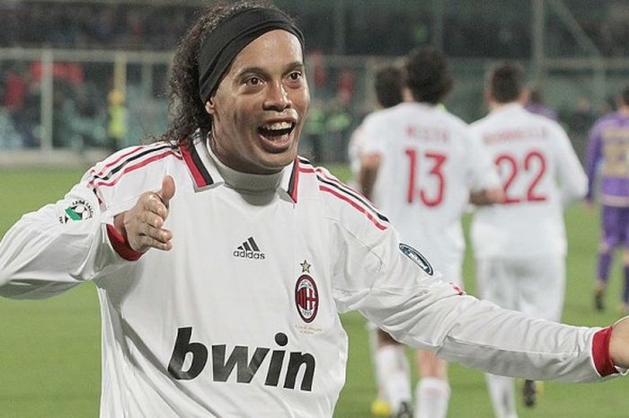 Ronaldinho saat melakukan selebrasi sesuai AC Milan memetik kemenangan atas Fiorentina di pertandingan Serie A di Stadion Artemio Franchi pada 24 Februari 2010. 