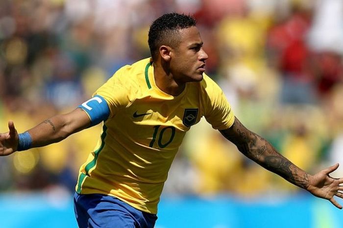 Kapten Brasil, Neymar Jr, merayakan gol yang dia cetak ke gawang Honduras dalam pertandingan semifinal Olimpiade Rio 2016 di Stadion Maracana, Rio de Janeiro, Brasil, 17 Agustus 2016.