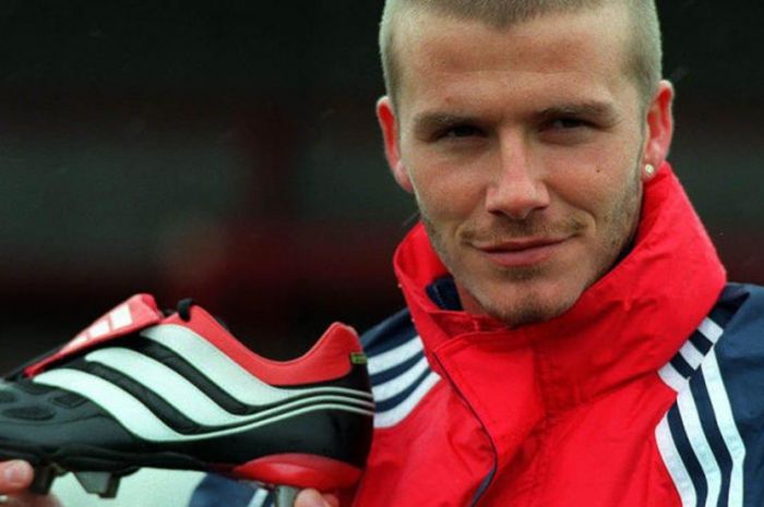  David Beckham memegang versi awal Adidas Predator Precision saat gelaran Euro 2000 akan segera berjalan 