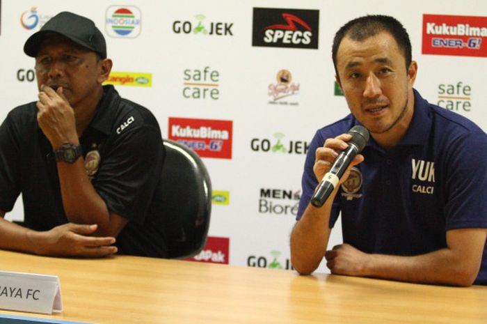 Pelatih Sriwijaya FC Rahmad Darmawan (kiri) dan Yu Hyun Joo memberi keterangan kepada awak media usai pertandingan, di Gelora Bung Tomo Surabaya, Minggu (22/4/2018) 