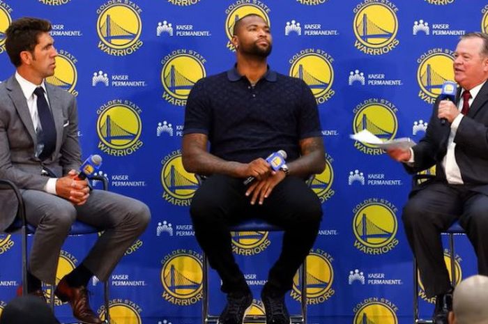 Presiden klub Golden State Warriors, Bob Myers (kanan) dan DeMarcus Cousins (tengah) sedang menjalani sesi konferensi pers dengan awak media, Kamis (19/7/2018) di Oakland, Amerika Serikat.