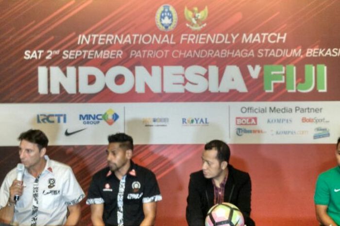 Pelatih timnas Fiji, Cristophe Gamel (kiri), dalam jumpa pers pralaga timnas Indonesia melawan Fiji di Hotel Aston, Bekasi, Jumat (1/9/2017).