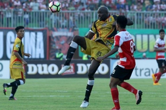 Aksi marquee player Mitra Kukar, Mohammed Lamine Sisoko, saat laga pekan ketiga Liga 1 melawan Madura United yang berujung dengan skor akhir 2-2 di Stadion Ratu Pamellingan Pamekasan, Jawa Timur (28/4/2017).