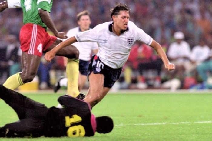 Striker timnas Inggris, Gary Lineker, saat membela negaranya pada babak perempat-final Piala Dunia 1990 kontra Kamerun pada 1 Juli 1990.