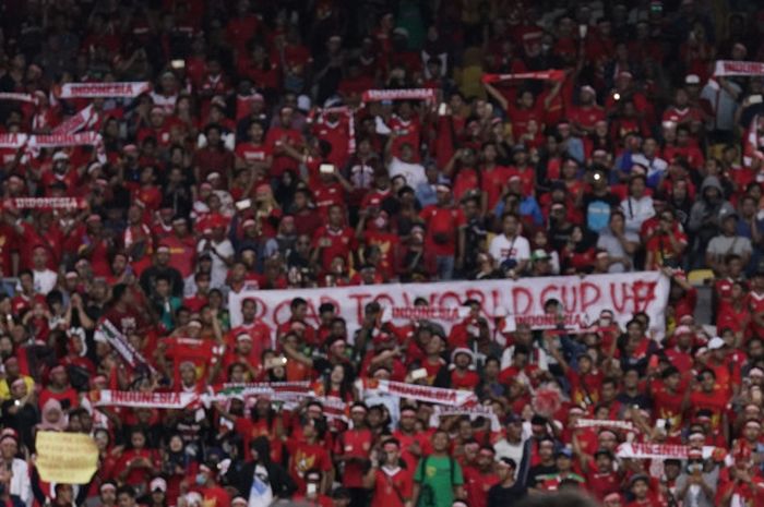    Suporter Indonesia memberikan dukungan dari tribune Stadion Bukit Jalil saat laga Timnas U-16 Ind