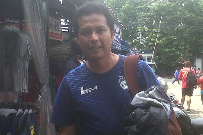 Pelatih kiper Persib Bandung, Anwar Sanusi, usai menjalani latihan rutin.