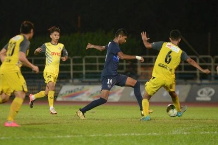 Pemain Tampines Rovers, Afiq Yunos dikawal tiga pilar DPMM FC di Stadion Jurong Barat, Sabtu (1/10/2016).