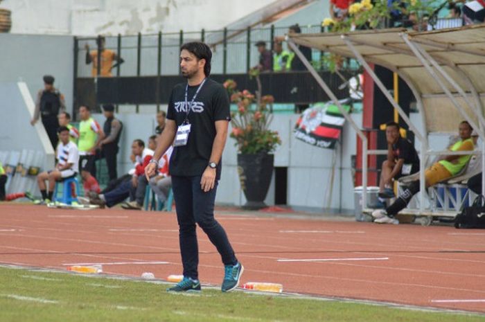 Pelatih PSIS Semarang, Vincenzo Alberto Annese, saat laga melawan Madura United di Stadion Moch Soebroto, Magelang, Kamis (12/7/2018) sore WIB.