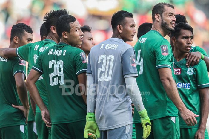 Para pemain PSMS Medan berkumpul pada laga kontra Sriwijaya FC di perebutan tempat ketiga Piala Presiden 2018 di Stadion Utama Gelora Bung Karno, Jakarta, Sabtu (17/2/2018).