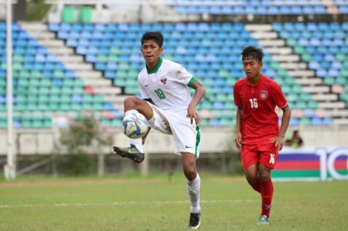 Penyerang timnas U-19 Indonesia, Hanis Saghara Putra, beraksi pada laga kontra Myanmar di perebutan peringkat ketiga Piala AFF U-18 di Thuwunna Stadium, Yangon, Myanmar, Minggu (17/9/2017.