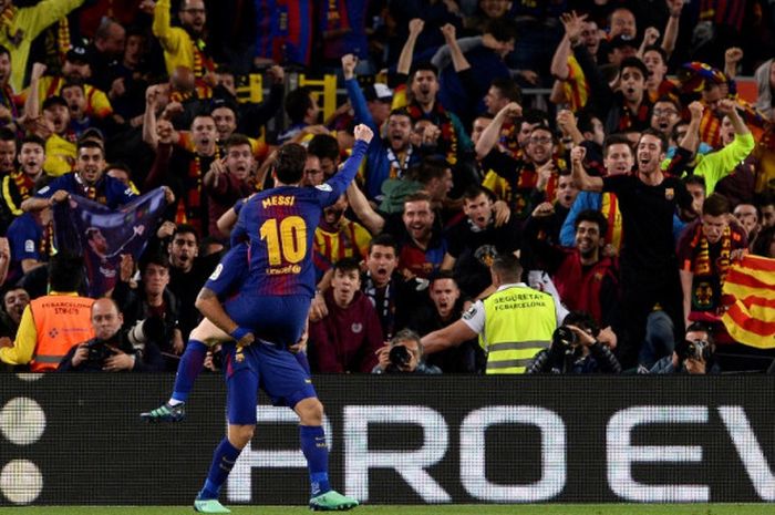 Megabintang FC Barcelona, Lionel Messi, merayakan golnya bersama Luis Suarez di hadapan para pendukungnya dalam laga Liga Spanyol 2017-2018 kontra Real Madrid di Stadion Camp Nou, Barcelona pada 6 Mei 2018.  