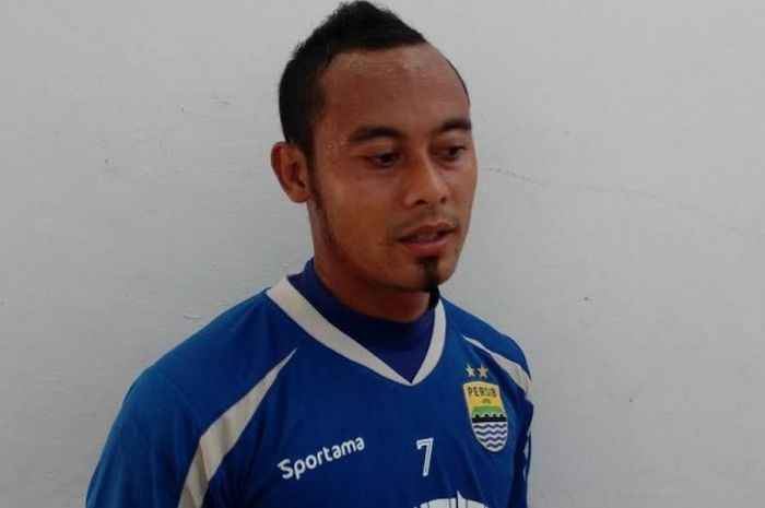  Kapten Persib Bandung, Atep memberikan keterangan ke media seusai uji lapangan untuk laga kontra tu