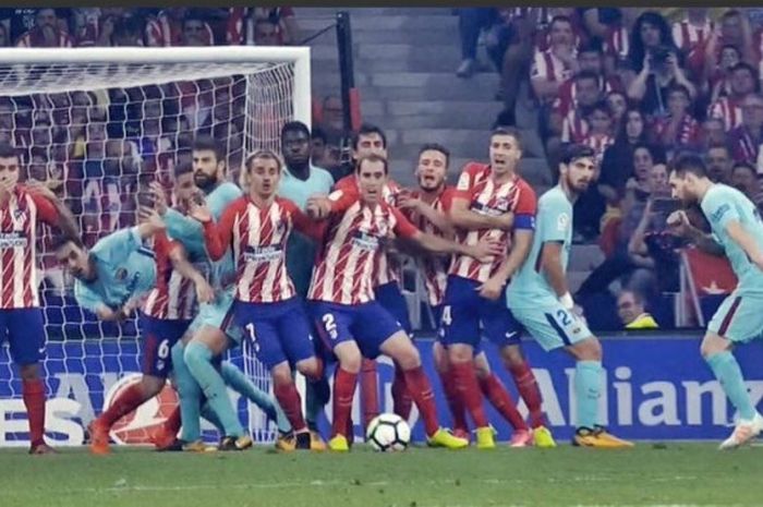 Cuplikan saat Lionel Messi mengeksekusi tendangan bebas saat melawan Atletico Madrid di Liga Spanyol, Minggu (15/10/2017).