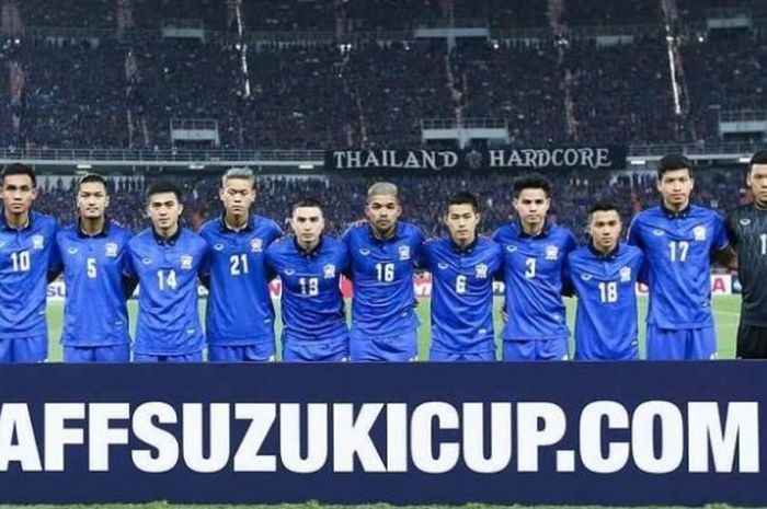 Kiper timnas Thailand, Kawin Thamsatchanan (kanan), berpose saat sesi foto tim sebelum laga semifinal kedua Piala AFF 2016 kontra Myanmar di Stadion Rajamangala, Bangkok, Kamis (8/12/2016).