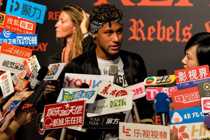 Striker FC Barcelona, Neymar, berbicara kepada media dalam acara fesyen di Shanghai, China, pada 31 Juli 2017.