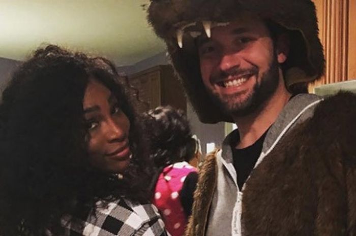 Petenis tunggal putri nomor satu dunia, Serena Williams, berfoto dengan sang kekasih yang juga co-founder Reddit, Alexis Ohanian, di sebuah pesta Halloween, akhir Oktober lalu. Serena bertunangan dengan Ohanian pada Kamis (29/12/2016) di Roma, Italia.