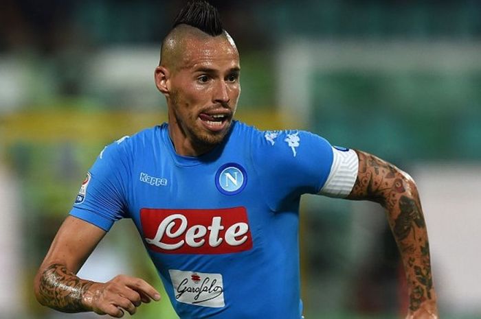 Aksi kapten Napoli, Marek Hamsik, dalam laga Serie A di kandang Palermo, Stadio Renzo Barbera, 10 September 2016.