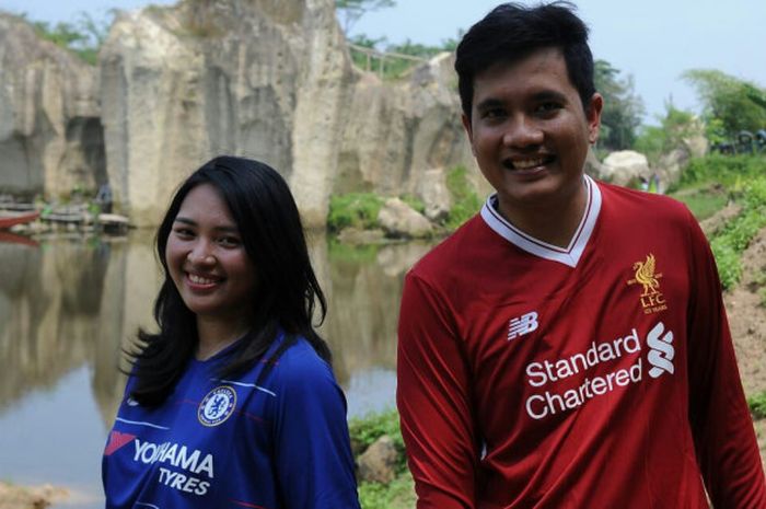 Stara Anna (jersey Chelsea) dan Fadila Hasian (jersey Liverpool).