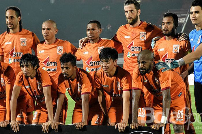 Skuat Borneo FC berpose menjelang dimulainya laga melawan Persija Jakarta dalam laga Grup D Piala Presiden 2018 di Stadion Kapten I Wayan Dipta, Gianyar, Rabu (24/1/2018).