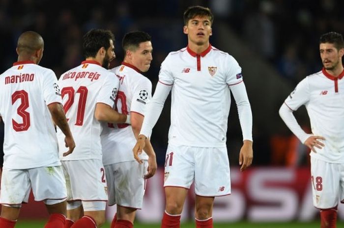 Reaksi pemain Sevilla setelah pemain mereka, Samir Nasri (ketiga dari kiri), mendapatkan kartu merah dalam laga Liga Champions lawan Leicester City di King Power Stadium, Leicester, 14 Maret 2017.