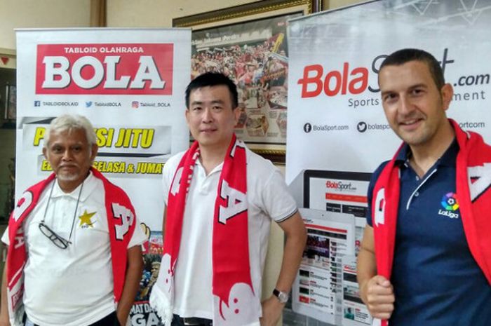 Hugo Blanco (kanan) bersama Enoch Tan dan Taufik Jursal Edfendi saat berkunjung ke markas Tabloid BOLA pada Kamis (28/9/2017).
