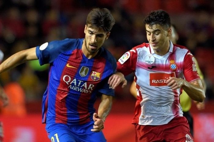 Gelandang Barcelona, Andre Gomes (kiri), melindungi bola saat melawan Espanyol pada partai Piala Super Spanyol di Stadion Tarragona, 25 Oktober 2016.