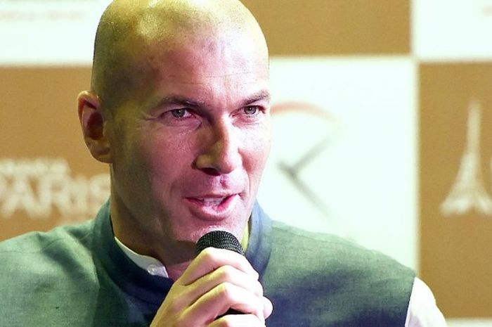 Pelatih Real Madrid, Zinedine Zidane, berbicara kepada media dalam konferensi pers di Mumbai, pada 10 Juni 2016.