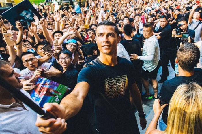 Cristano Ronaldo melakukan selfie di tengah kerumunan masyarakat Tiongkok