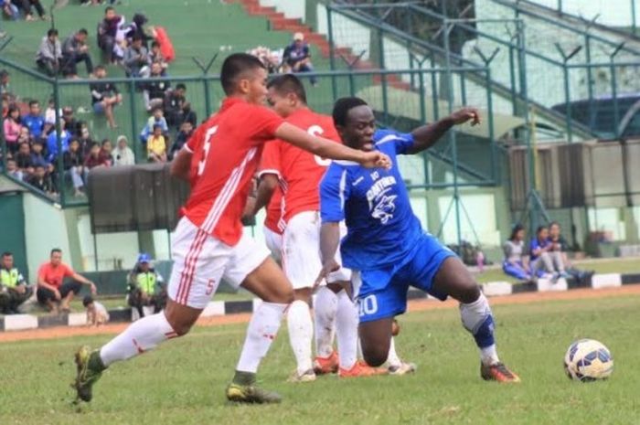 Playmaker Persib asal Liberia, Erick Weeks Lewis (kaus biru) berusaha lepas dari hadangan pemain PPLM Purwakarta pada uji coba di Stadion Siliwangi, Kota Bandung, Sabtu (28/1/2017). 