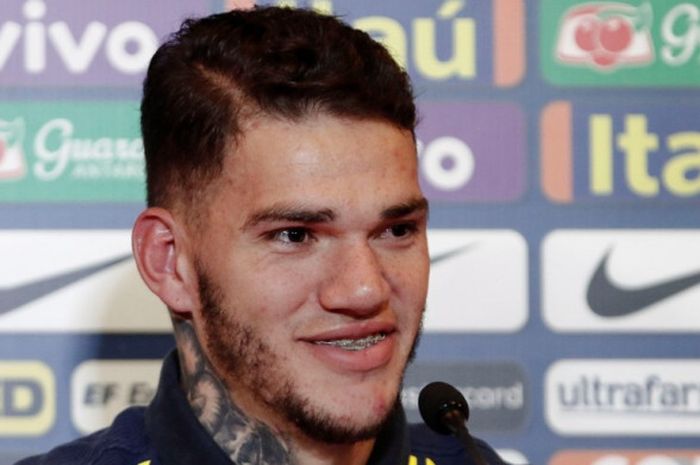 Kiper Brasil, Ederson Moraes, berbicara dalam konferensi pers di Sao Paulo FC training centre, Sao Paulo, Brasil, pada 6 Oktober 2017.