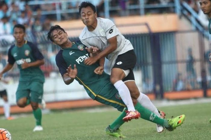 Striker Persela, Samsul Arif nyaris terjatuh saat dihadang pemain Persatu pada uji coba di Stadion Surajaya, Lamongan, Kamis (16/3/2017) sore. 