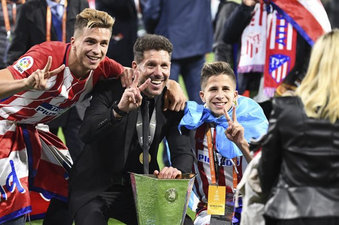 Pelatih Atletico Madrid, Diego Simeone, berpose bersama keluarganya dan trofi untuk merayakan keberhasilan menjuarai Liga Europa 2017-2018 setelah mengalahkan Olympique Marseille di laga final, Kamis (17/5/2018) dini hari WIB di Stadion Parc OL, Lyon.