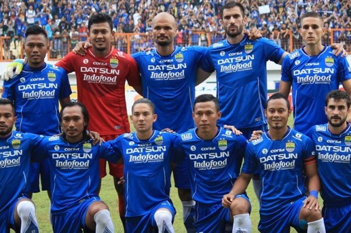 Kiper Persib Bandung, Muhamad Natsir (baju merah), bersama rekan-rekannya jelang laga Kejuaraan Sepak Bola Torabika (TSC) 2016 menghadapi Persiba Balikpapan di Stadion Wibawa Mukti, Cikarang, Sabtu (1/10/2016)