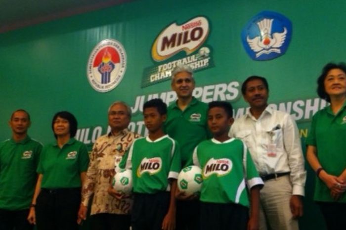 Presiden Direktur Nestle Indonesia, Rashid Qureshi (tengah), dalam peresmian MILO Football Championship 2016, Rabu (10/2/2016)