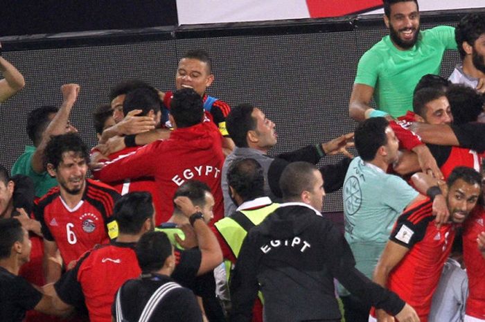 Para pemain Mesir merayakan kemenangan atas Kongo dalam laga Kualifikasi Piala Dunia 2018 Zona Afrika di Stadion Borg El Arab, Alexandria, Mesir pada 8 Oktober 2017.
