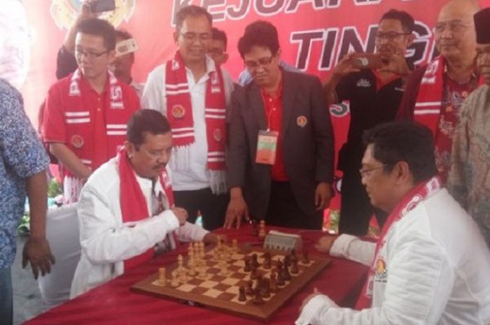 Grand Master (GM) dunia, Utut Adianto berhadapan dengan Gubernur Sumut, Tengku Erry Nuradi dalam pembukaan Kejuaraan Nasional (Kejurnas) catur terbuka memperebutkan Piala Gubernur Sumut di Lapangan Merdeka, Medan, Sabtu (20/5/2018). 