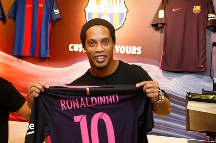 Ronaldinho memegang kostum bertuliskan nama dia di Niketown dalam rangka merayakan kedatangan FC Barcelona ke New York, Amerika Serikat, 7 September 2016.