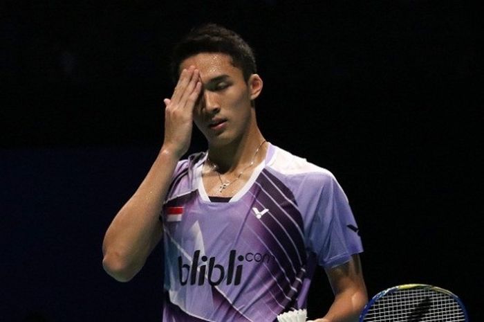 Pemain tunggal putra Indonesia, Jonatan Christie, menyeka keringkat, ketika bermain pada laga semifinal Malaysia Terbuka melawan Chen Long (China) di Malawati Stadium, Sabtu (9/4/2016).