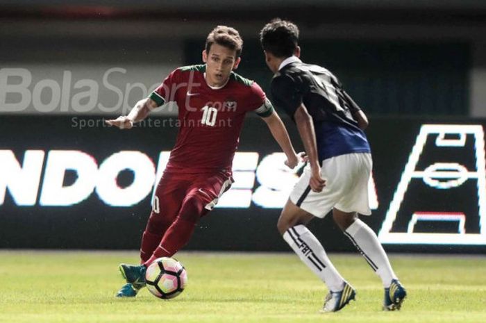   Aksi penyerang Timnas U-19 Indonesia, Egy Maulana Vikri, saat melawan Timnas U-19 Kamboja dalam laga di Stadion Patriot Candrabhaga, Rabu (4/10/2017).  